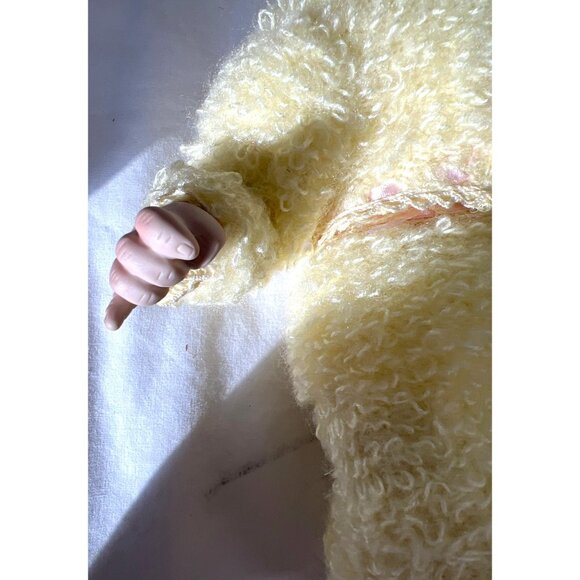 Ashton Drake Vintage Porcelain Doll "Her Very First Smile" With Yellow Outfit - Picture 7 of 8